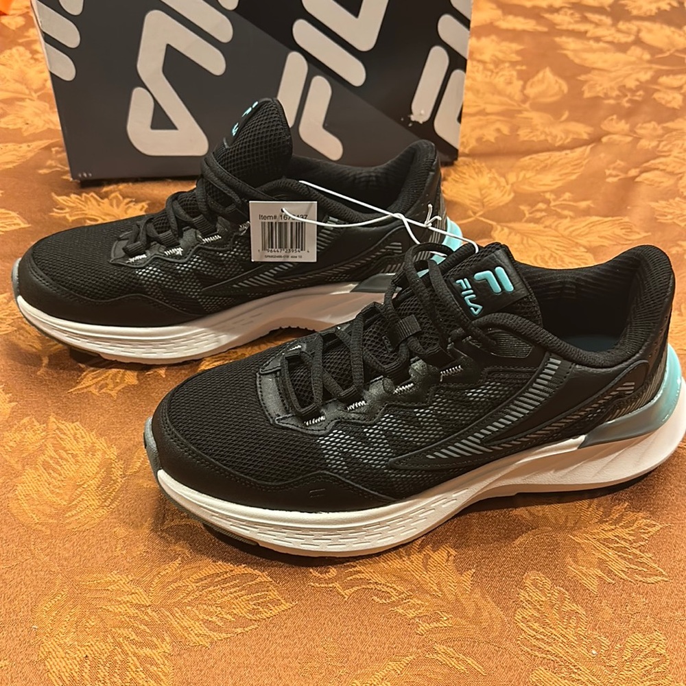 Ladies  Fila windspeed sneaker suspence Black and blue size 10 NWT
